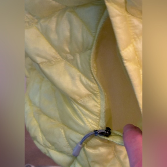 The North Face Women's Light Yellow Quilted Puffer Jacket - Picture 4 of 8